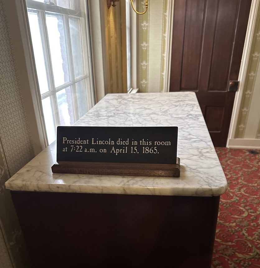 Sign at Petersen House reading: President Lincoln died in this room at 7:22 a.m. on April 15, 1865